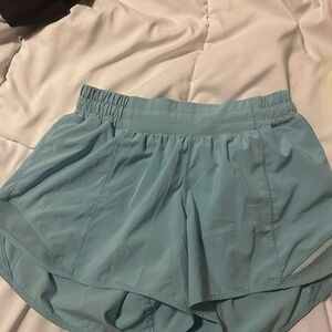 LULULEMON size 6, 4inch low rise hotty hots in light blue CUT LINER